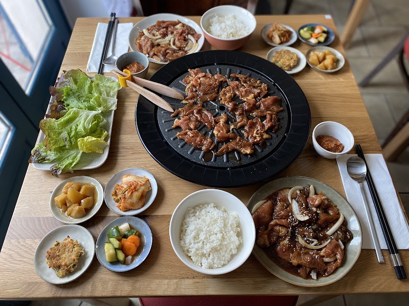 Barbecue coréen grillé à table avec banchan, riz et salade