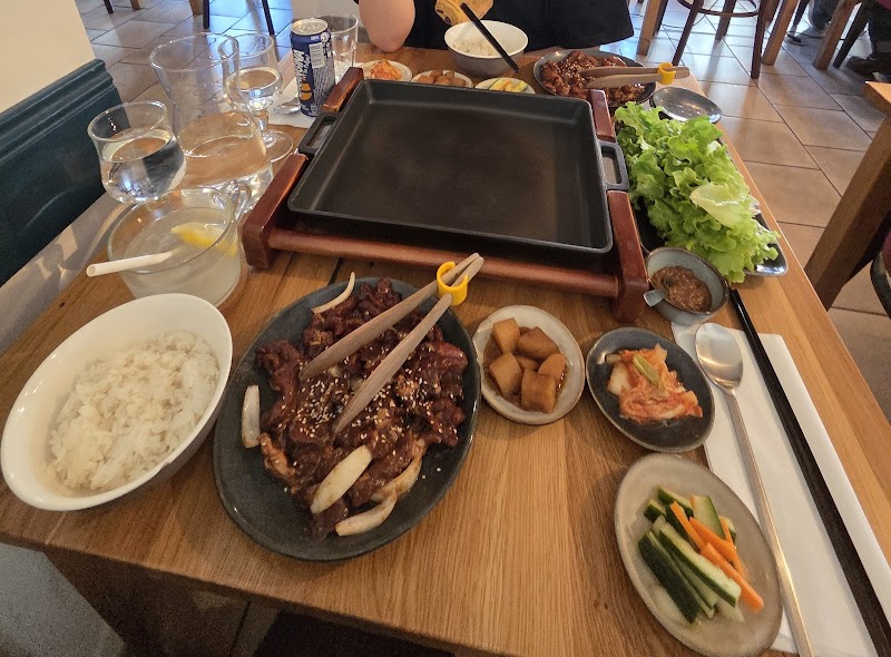 Table dressée pour un barbecue coréen au restaurant
