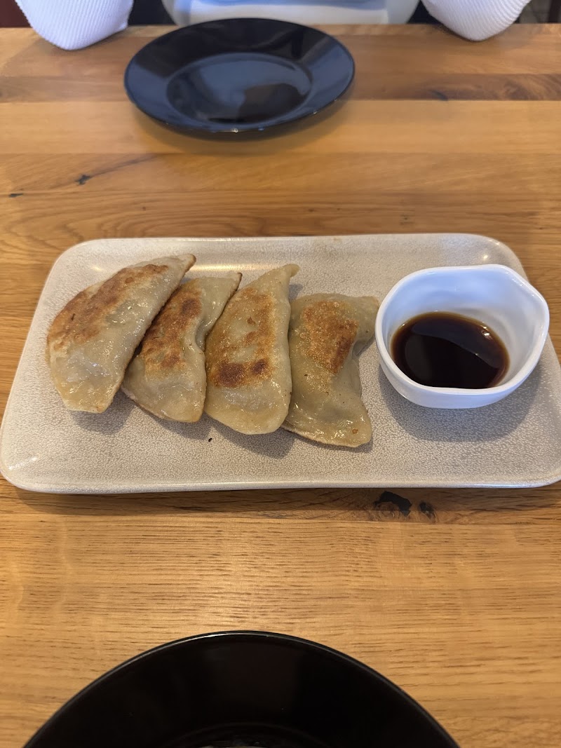 Mandu, raviolis coréens grillés servis avec sauce soja